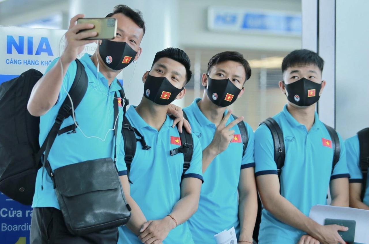 Cận cảnh các cầu thủ đội tuyển Việt Nam lên đường sang UAE - Báo Người lao động