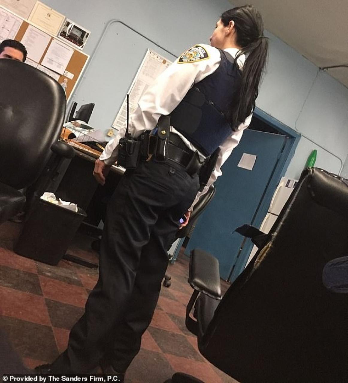 Nữ cảnh sát Mendez.