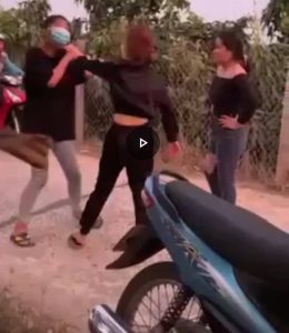 Nữ sinh lớp 7 bị đánh hội đồng. Ảnh cắt từ clip