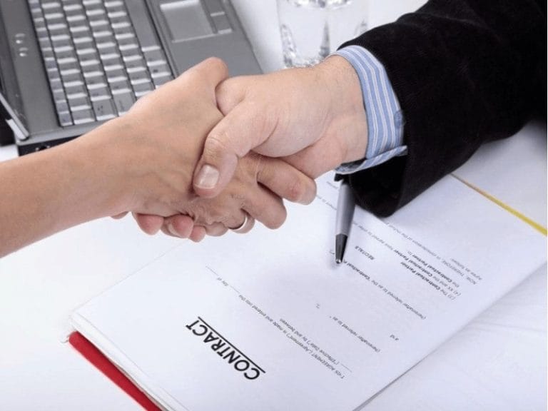 HỢP ĐỒNG KHÔNG PHẢI DO NGƯỜI ĐẠI DIỆN PHÁP LUẬT CÔNG TY KÝ THÌ CÓ ĐÚNG KHÔNG? 8 nguoi dai dien cong ty co quyen ky hop dong khong