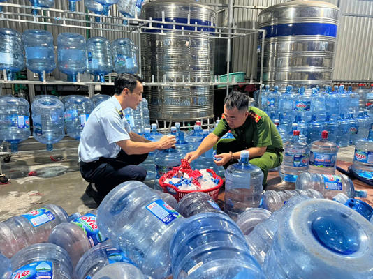 Bóc trần xưởng sản xuất nước uống LaVie giả tại Hà Nội: Khi nước máy được ‘hóa phép’ thành hàng hiệu 2 Bóc trần xưởng sản xuất nước uống LaVie giả tại Hà Nội: Khi nước máy được ‘hóa phép’ thành hàng hiệu