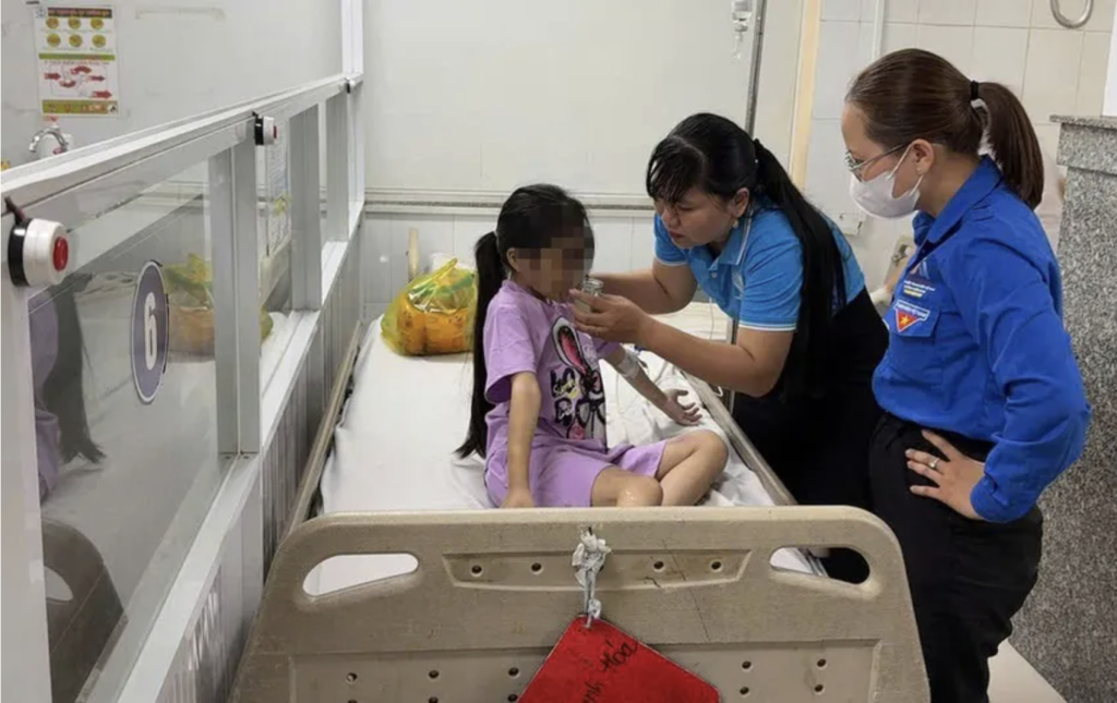 Vụ bé gái 9 tuổi bị ép nhúng lưỡi vào nước sôi: Đang giám định thương tích 2 Vụ bé gái 9 tuổi bị ép nhúng lưỡi vào nước sôi: Đang giám định thương tích