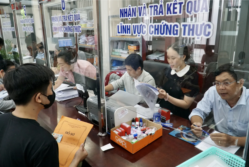 Ủy quyền chứng thực tại cấp xã: Linh hoạt thẩm quyền, nâng cao trách nhiệm và chất lượng phục vụ 1 Ủy quyền chứng thực tại cấp xã: Linh hoạt thẩm quyền, nâng cao trách nhiệm và chất lượng phục vụ