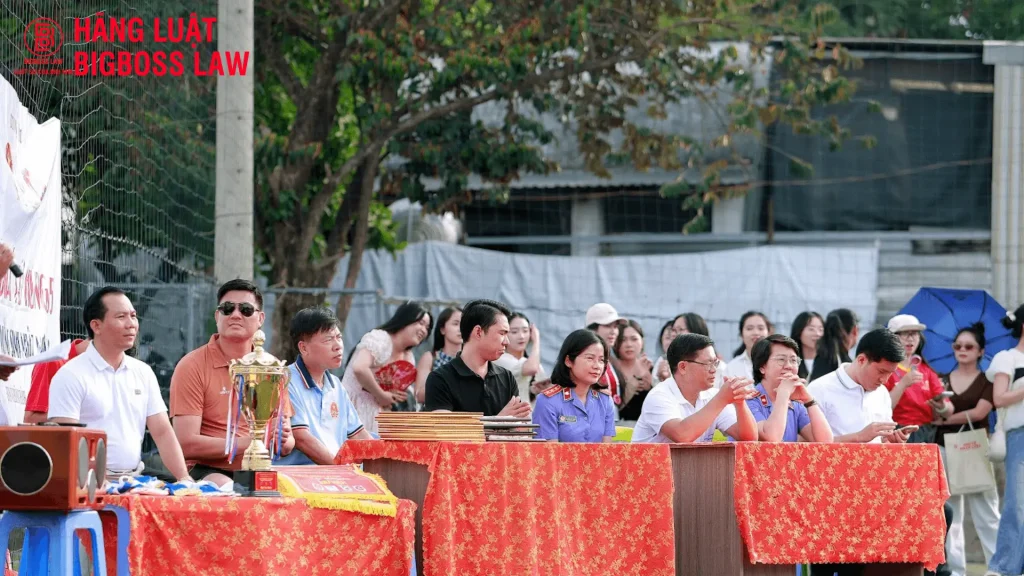 Đại biểu, khách mời và các đội bóng chụp ảnh lưu niệm tại Giải bóng đá